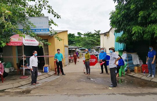 Phụ nữ xã Hòa Ninh tham gia thu phiếu đi chợ và sát khuẩn tại các chợ