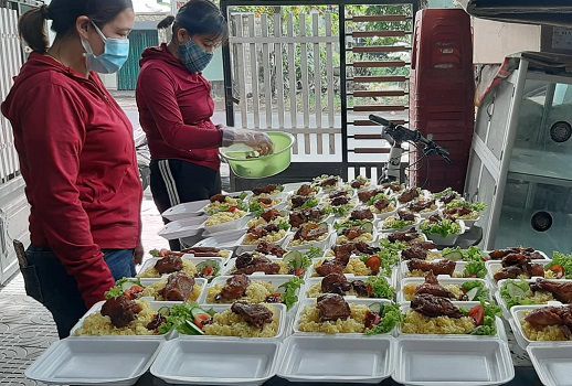 Hội viên, phụ nữ xã Hòa Khương tiếp tục đồng hành cùng các điểm chốt PC dịch với 80 xuất cơm gà