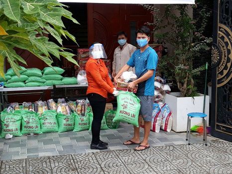Chi hội 21 hỗ trợ quà cho hộ khó khăn