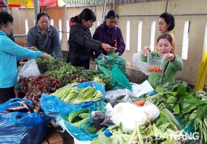 Hội LHPN phường Hòa Thuận Tây, quận Hải Châu bán rau sạch từ phong trào trồng rau trên sân thượng để gây quỹ khởi nghiệp cho phụ nữ đơn thân.  Ảnh: Đ.H.L