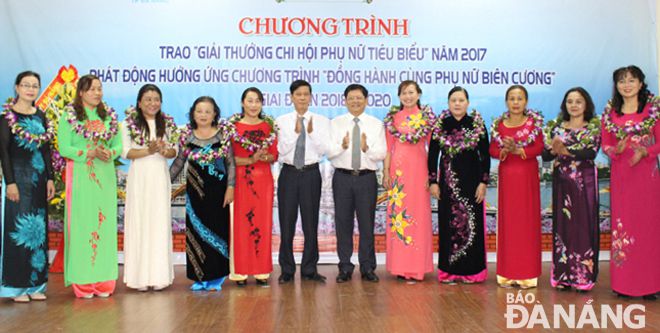 Phó Bí thư Thường trực Thành ủy Võ Công Trí (thứ 6, từ phải sang) chúc mừng 10 chi hội đoạt giải thưởng Chi hội Phụ nữ tiêu biểu năm 2017.
