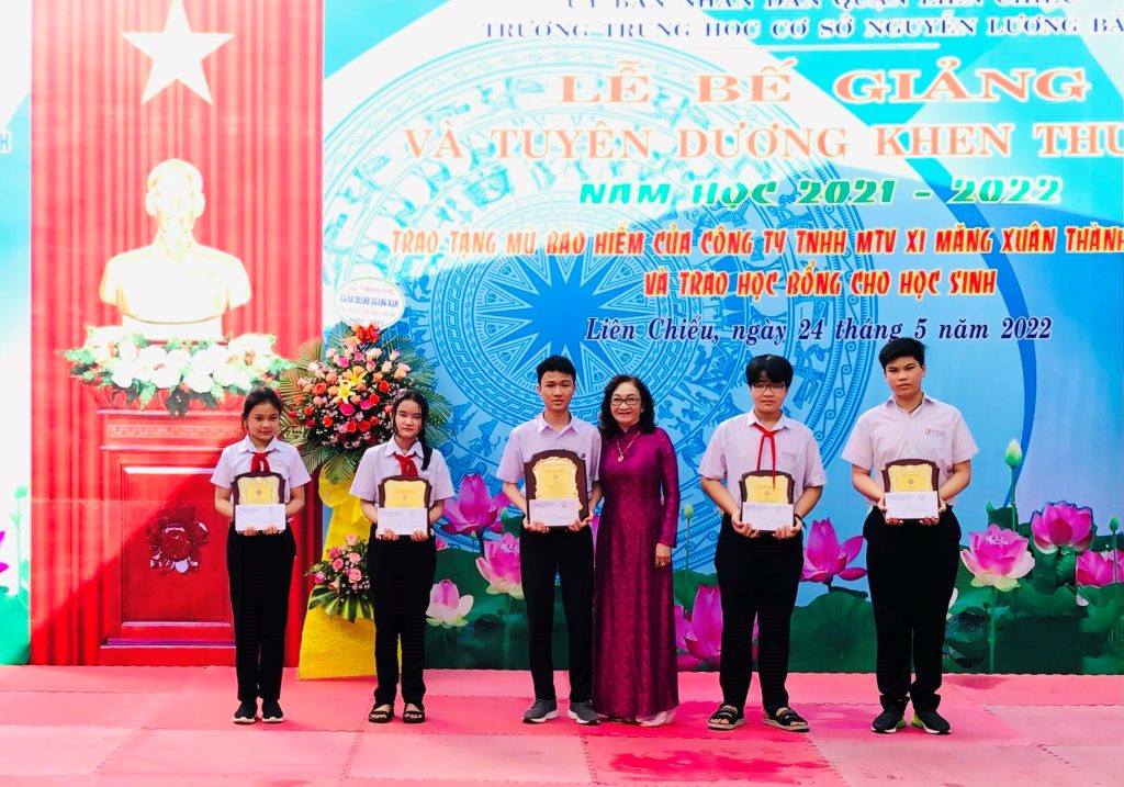 Nhà giáo Lương Thị Mỹ Phước trao thưởng tại Trường THCS Nguyễn Lương Bằng năm học 2021-2022.