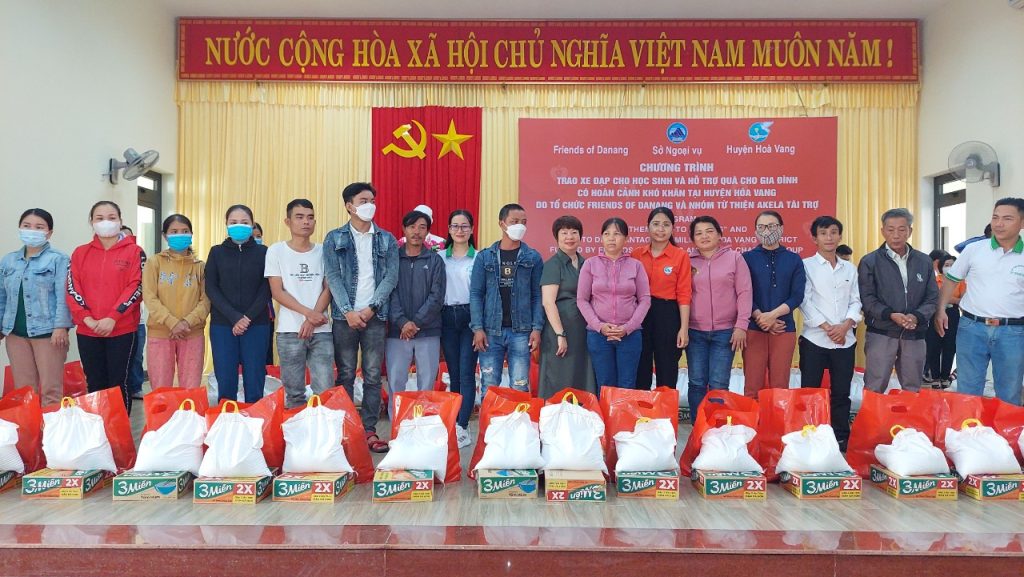 Hòa Vang: Trao quà cho 100 hộ khó khăn và tặng 100 xe đạp cho học sinh trên địa bàn huyện