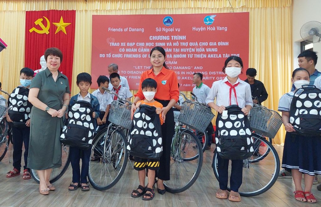 Hòa Vang: Trao quà cho 100 hộ khó khăn và tặng 100 xe đạp cho học sinh trên địa bàn huyện