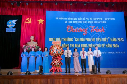 Lanh-dao-TP-tang-hoa